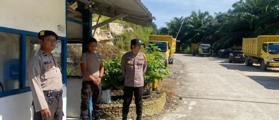 Sambangi Petugas Jaga Keamamanan     Polsek Nasal Sampaikan Imbauan Kamtibmas 