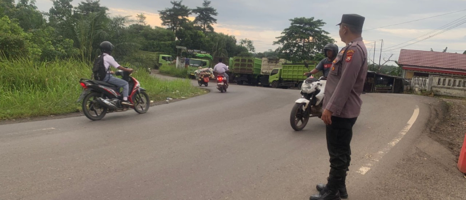 Morning Traffic Control Polsek Ketahun Berikan Kelancaran di Jalan Raya