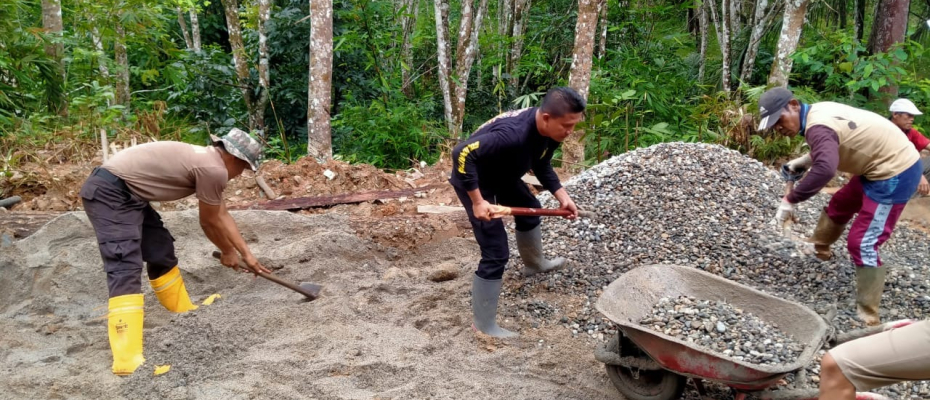 Kemanunggalan TNI-Polri, Anggota Polisi Serta Satgas TMMD Kodim 0423/BU dalam Perjuangan Pembangunan Jalan