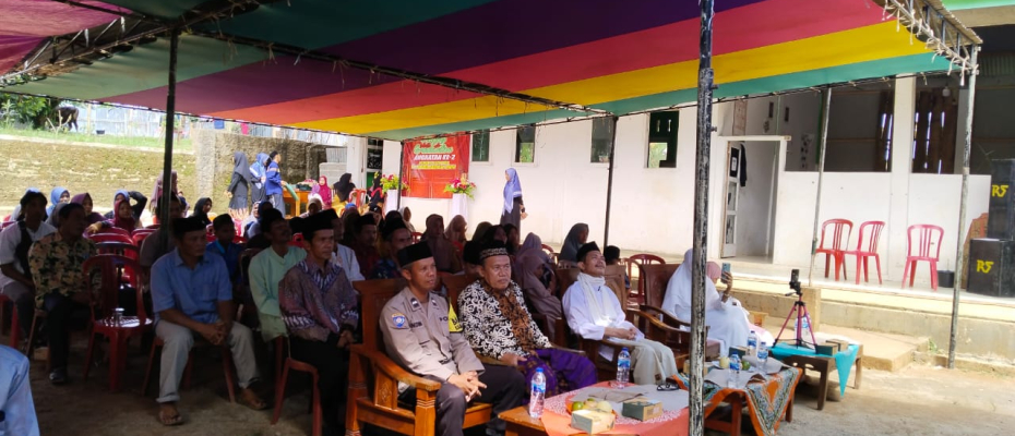 Bengkulu Utara - Bhabinkamtibmas Polsek Ketahun Hadiri Giat Haflah Akhirusannah Dan Wisuda angkatan ke-dua Pondok Pesantren Al-Makmun Barakatul Qodiri Di Desa Cakra Kec. Ketahun Kab. Bengkulu Utara Sabtu (15/06/2024).Kegiatan tersebut dihadiri pula oleh Pembina Yayasan pusat KH. Ir. Ahmad Hamil Wicaksono. M.Sc, Dosen Universitas Bengkulu KH. Dr. Sofyan Nadi, Kapolsek Ketahun diwakili AIPDA Andi Marwanto, SH, Pengurus Yayasan Ponpes Al Makmun Kyai M. Arif Pribadi. S.Th.I, Tokoh masyarakat, Tokoh agama, Pengu
