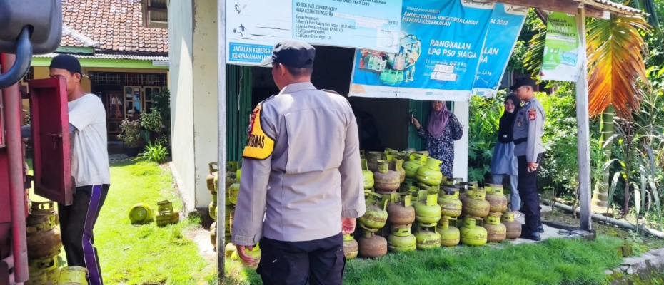 Personil Polsek Nasal Monitoring Perkembangan harga Sembako, Pupuk Subsidi dan Gas Elpiji 3kg di Wilkum 