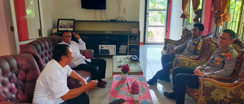 Jaga Silaturahmi dan Kemitraan, Kapolsek dan Bhabinkamtibmas Sambangi Kantor Camat