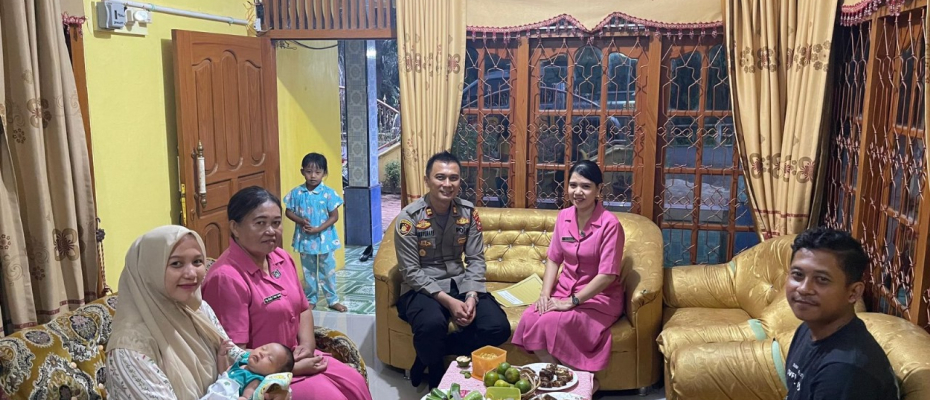 Wujud Kepedulian Pimpinan, Kapolsek dan Bhayangkari Kunjungi Istri Polri Pasca Lahiran