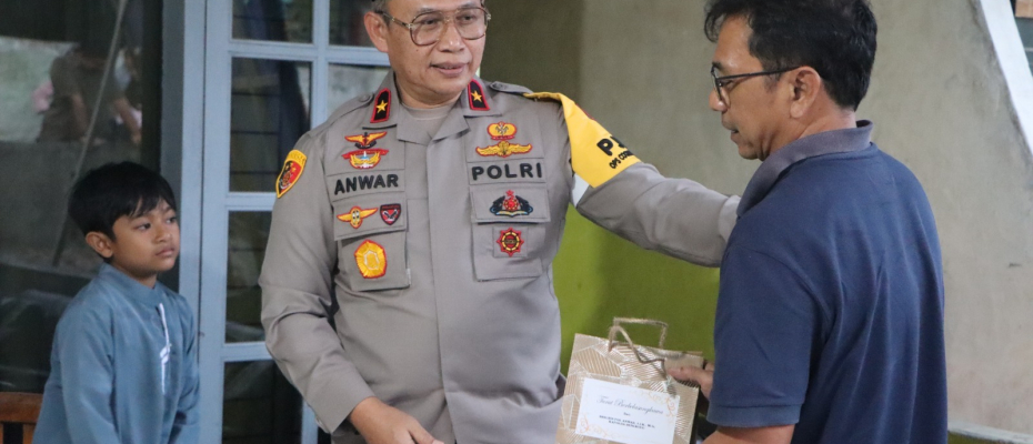 Kapolda Bengkulu Serahkan Tali Asih Kepada Keluarga Almarhum Briptu Anumerta Sony Bintang Alfalah