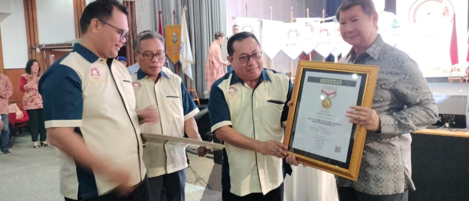 Prabowo Subianto Terima Pin Emas dari SMSI atas Dedikasinya Jaga Demokrasi