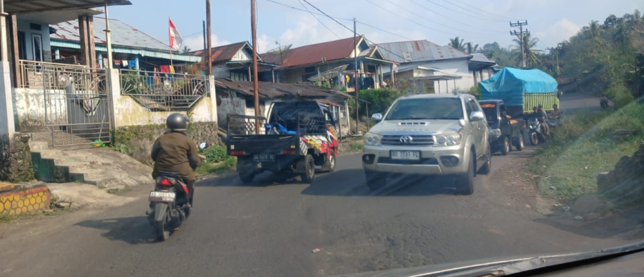 Berikan Keamanan, Personel Polsek Sindang Kelingi Laksanakan Pengawalan di Jalan Lintas 