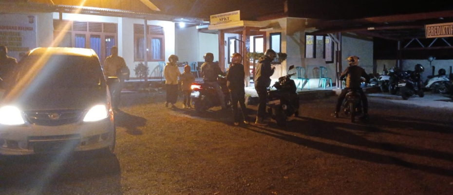 Berikan Pengamanan, Personel Polsek Sindang Kelingi Laksanakan Pengawalan kepada Pengendara Motor 