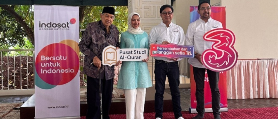 Prof M Quraish Shihab, Pendiri Pusat Studi Al-Qur’an (paling kiri) dan Nasywa Shihab, Direktur Eksekutif Pusat Studi Al-Qur’an (kedua dari kiri) menerima routers internet dari Tri