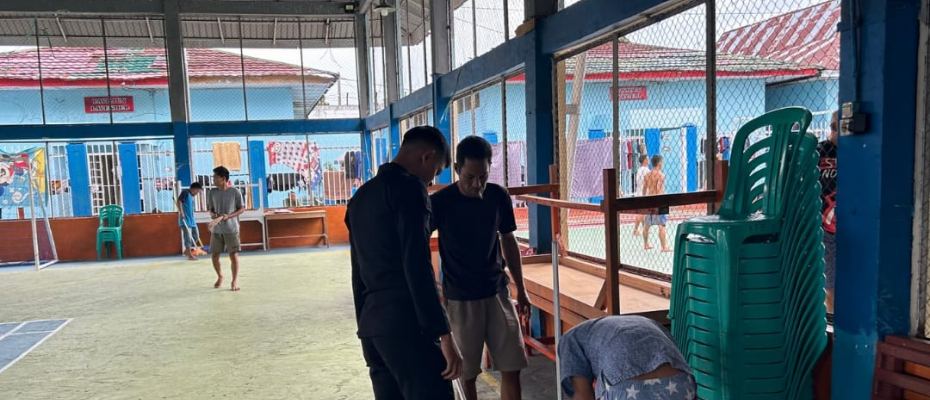 Petugas Laksanakan Pengawasan Kebersihan Lingkungan Oleh Warga Binaan Lapas Curup