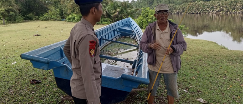 Sat Polair Polres Mukomuko Sambangi Warga Pesisir, Sampaikan Imbauan Pilkada Damai dan Waspada Hoaks