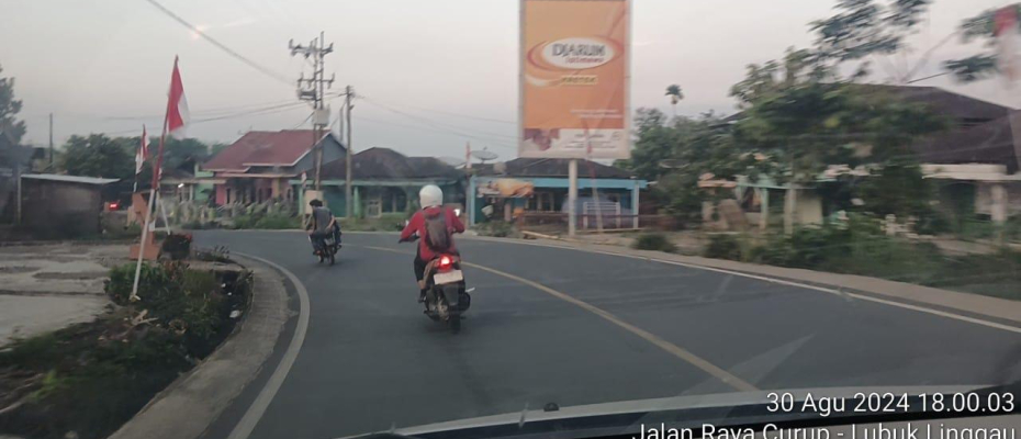 Berikan Keamanan, Polsek Sindang Kelingi Lakukan Pengawalan di Jalan Lintas
