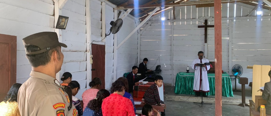 Polsek Kaur Selatan Monitoring Kegiatan dan Pengamanan Ibadah Gereja Umat Kristiani di Postel HKBP Pondok Pusaka