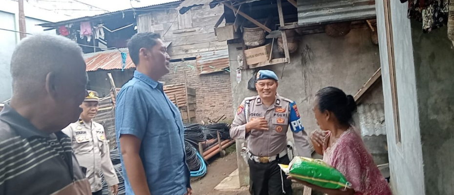 Bakti Sosial, Polsek Sindang Kelingi Bagikan Bantuan Kepada Warga Kurang Mampu