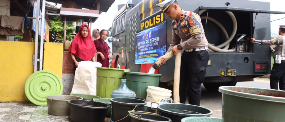 Satlantas Polres Lebong Salurkan Bantuan Air Bersih di Desa Pyang Mbik dan Desa Suka Marga