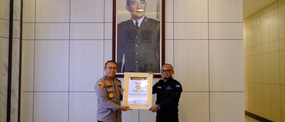 Berdedikasi Dalam Perkembangan Pers, Kapolda Bengkulu Terima Anugerah Sahabat Pers dari SMSI