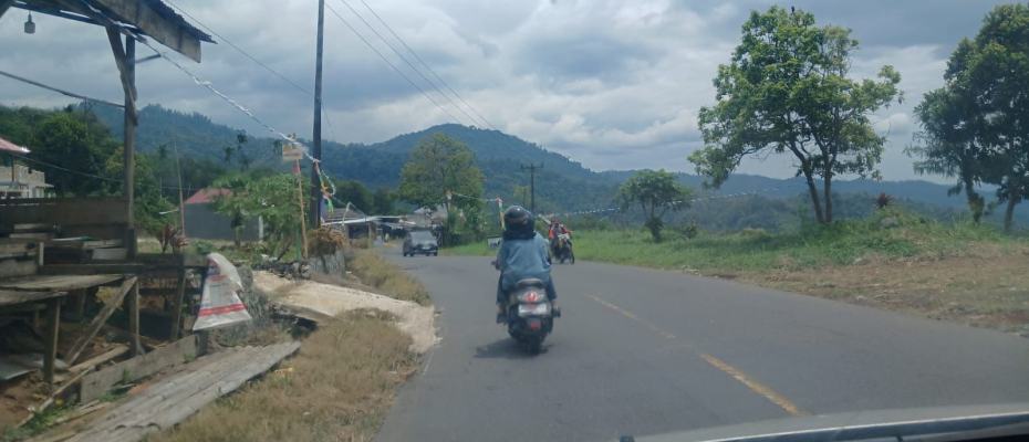 Laksanakan Pengamanan, Polsek Sindang Kelingi Kawal Warga di Jalan Lintas Curup-Lubuklinggau 
