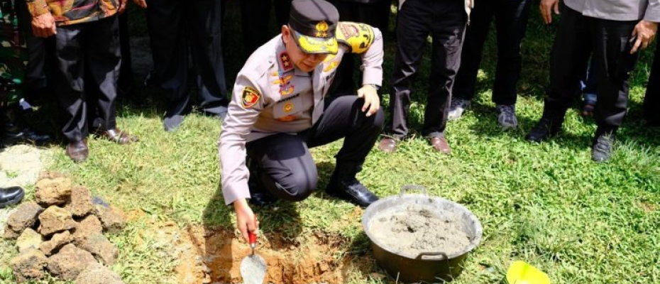 Program Bedah Rumah Ke 47 dan 48, Kapolda Bengkulu Pimpin Peletakan Batu Pertama