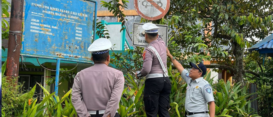 Peduli Keselamatan, Jasa Raharja Bengkulu Bersama Mitra Strategis Lakukan Pembersihan Rambu Lalu Lintas