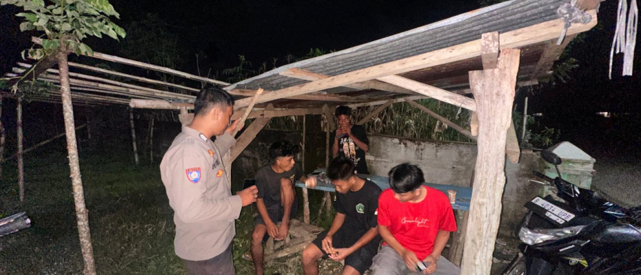 Patroli KRYD, Polsek Muara Sahung Sambangi Para Pemuda yang Sedang Nongkrong 