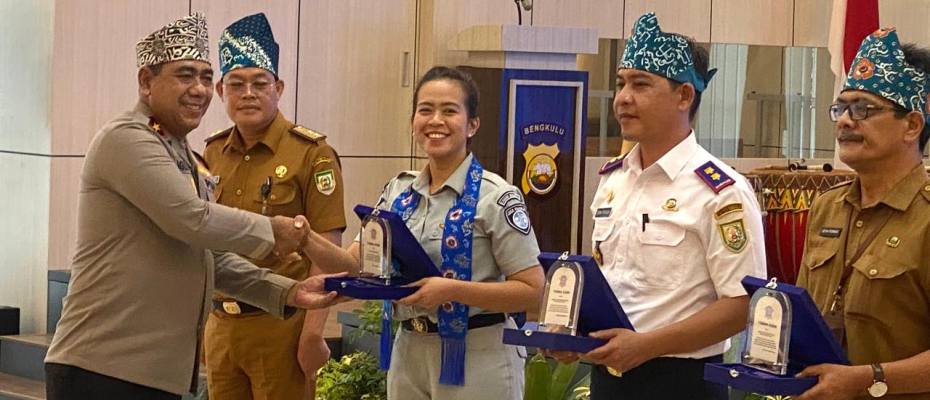 Kepala Jasa Raharja Bengkulu Terima Penghargaan dari Polda Bengkulu dalam Peringatan Hari Lalu Lintas Bhayangkara ke-69
