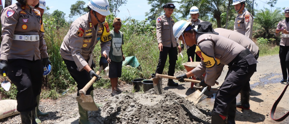 Kapolres Bengkulu Utara Bersama Jajaran Melaksanakan Program SI POTAL, Perbaikan Jalan Berlubang di Jalan Lintas Bengkulu-Arga Makmur