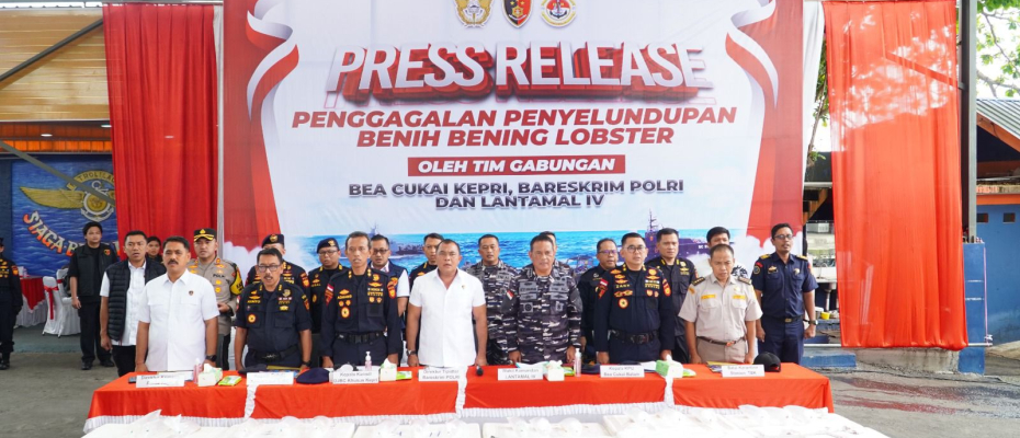 Konfrensi Pers Penyeludupan Benih Bening Lobster Sebanyak 237.305 Benih Bening Lobster Senilai 23,6 miliar Rupiah 