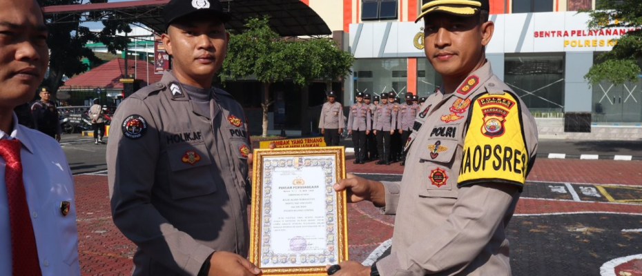 Kapolres Rejang Lebong Berikan Reward Kepada Personel Berprestasi