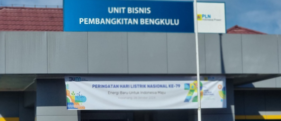 Manager PLN Indonesia Power UBP Bengkulu, Ariful Bahri membacakan amanat saat upacara peringatan Hari Listrik Nasional dan Sumpah Pemuda