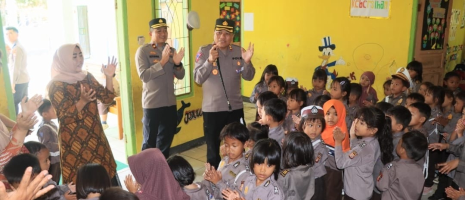 Kapolres Kaur Lakukan Sambang Door-to-Door Sampaikan Pesan Kamtibmas Jelang Pilkada