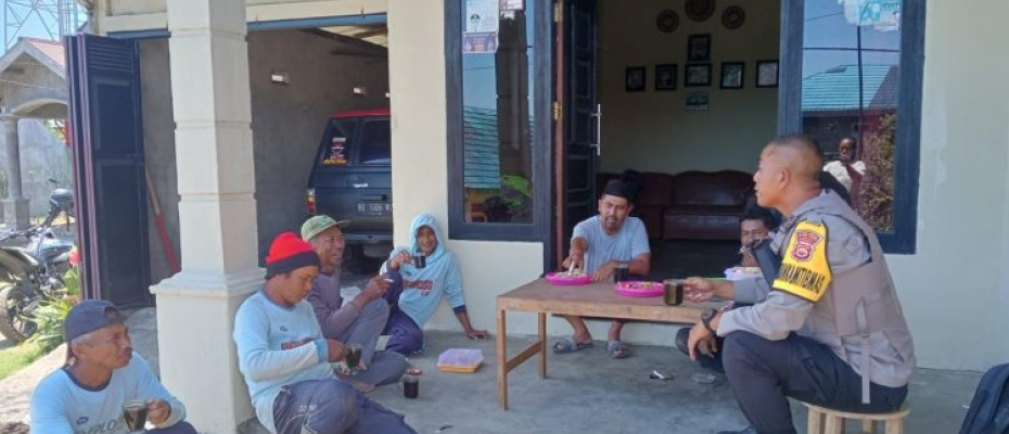 Bhabinkamtibmas Polsek Sindang Kelingi Lakukan Sambang dan Cooling System Di Desa Air Dingin