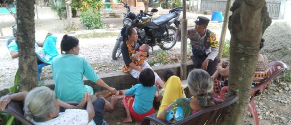Bhabinkamtibmas Polsek Seginim Ciptakan Suasana Kondusif Jelang Pilkada 2024 dengan Sambang Dialogis dan Cooling System
