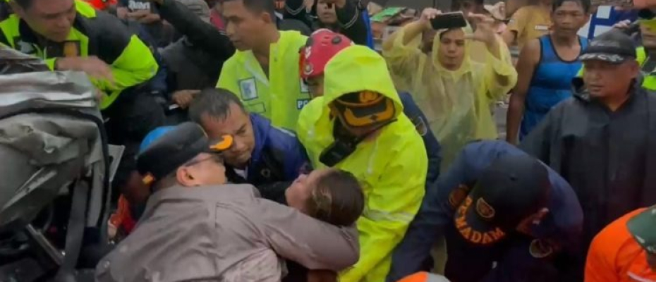 Detik-detik Kapolres Purwakarta Evakuasi Korban Tabrakan Beruntun Tol Cipularang