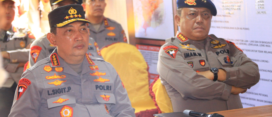 Kapolri Tinjau Posko Pengungsi Erupsi Gunung Lewotobi di NTT
