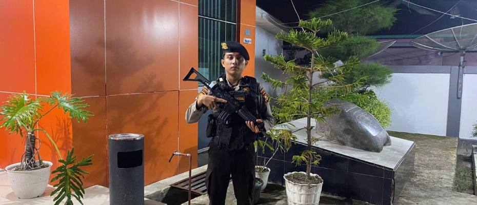 Personel Polres Kaur Melaksanakan Pengamanan di Bank Bengkulu Cabang Bintuhan