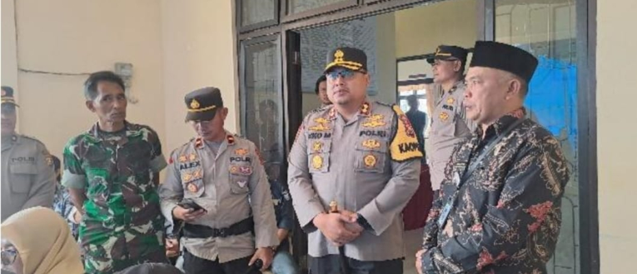 Kapolres Kepahiang Bersama Pejabat Utama Polres Kepahiang Laksanakan Monitoring Rapat Pleno Tingkat PPK Kecamatan Sekabupaten Kepahiang 