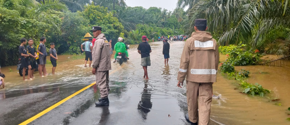 Polsek Sukaraja Atur Lalu Lintas di Lokasi Banjir untuk Kelancaran Jalan