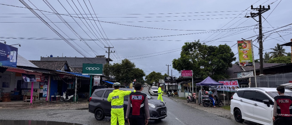 Unit Patroli Sat Samapta Polres Kaur Atur Lalu Lintas dan Berikan Pengamanan di Simpang Air Dingin