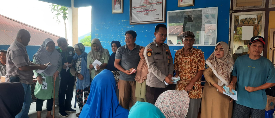 Bhabinkamtibmas Polsek Lebong Tengah Hadiri Pembagian BLT DD di Desa Semelako Atas
