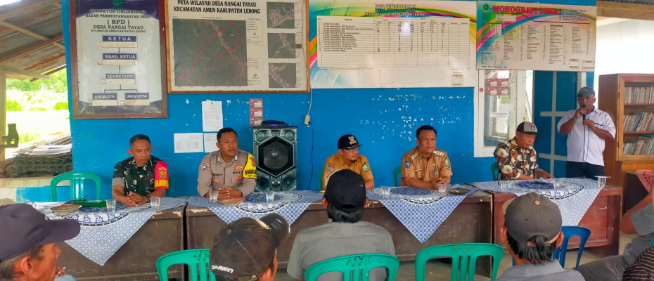 Bhabinkamtibmas Polsek Lebong Utara Hadiri Sosialisasi Batas Desa dan Musdes di Desa Nangai Tayau