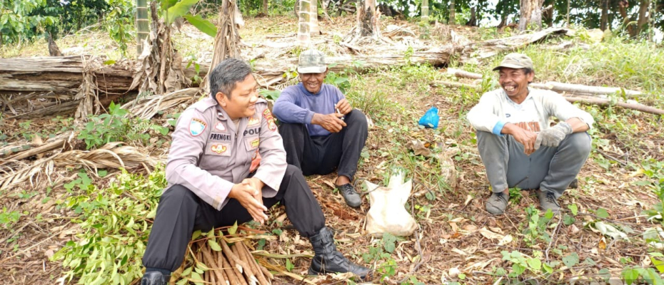 Bhabinkamtibmas Sambangi Warga Desa Air Palawan untuk Berikan Edukasi dan Imbauan Kamtibmas