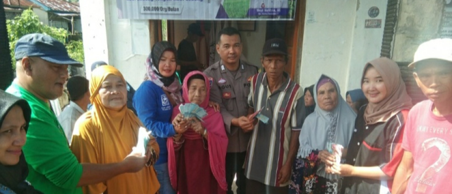 Bhabinkamtibmas Polsek Lebong Tengah Monitoring Penyaluran BLT DD di Desa Semelako I