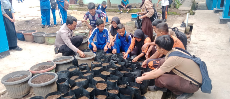 Samban, Bhabinkamtibmas Polsek Lebong Selatan Ajak Warga Manfaatkan Pekarangan Untuk Tanaman Bergizi