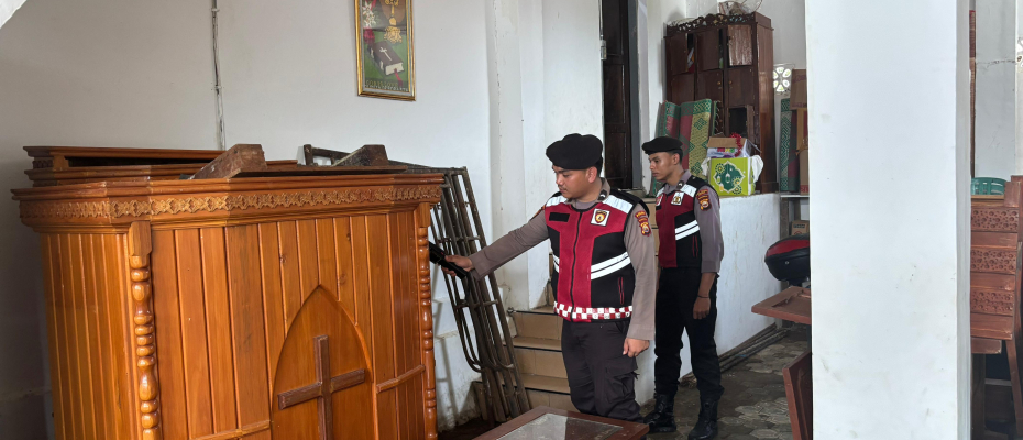 Jelang Natal, Personel Sat Samapta Polres Lebong Laksanakan Sterilisasi Gereja
