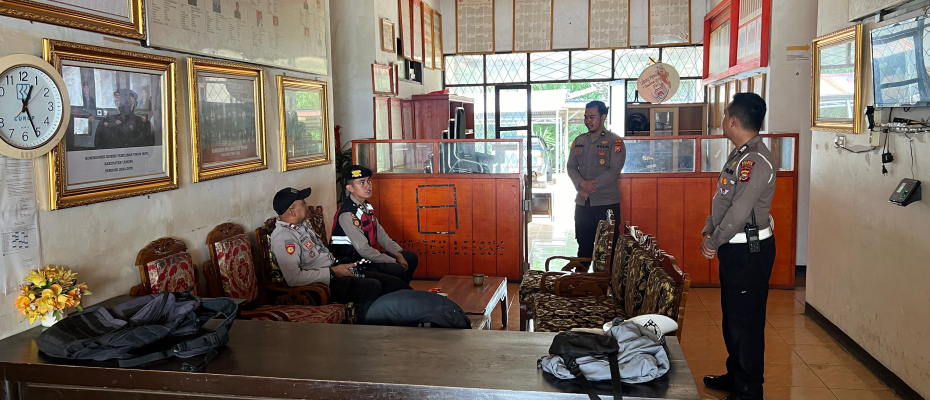 Personel Polres Lebong Laksanakan Pengamanan di Kantor KPU