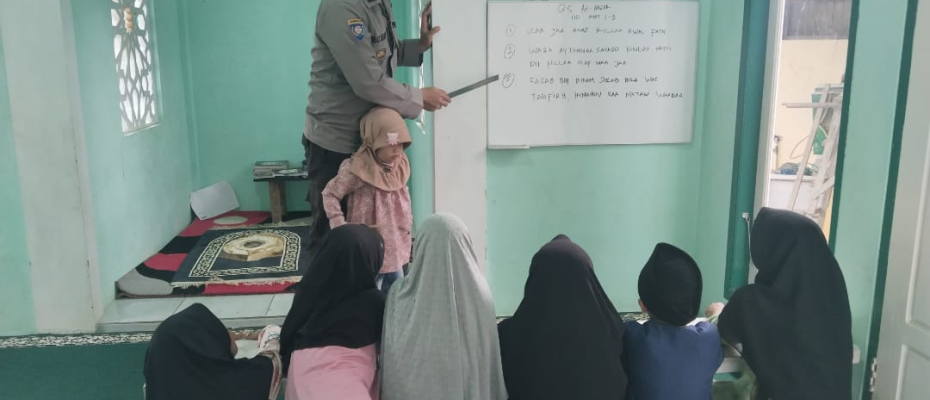Lebih Dekat dengan Anak-Anak, Bhabinkamtibmas Polsek Lebong Atas Ngajar Ngaji di Musala Al Fatih