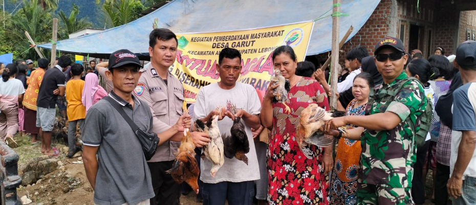 Tingkatkan Koordinasi, Bhabinkamtibmas Polsek Lebong Utara Hadiri Penyerahan Bantuan Pangan di Desa Garut