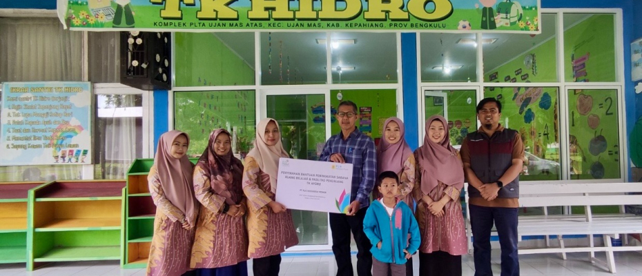 Penyerahan simbolis bantuan program TJSL berupa Fasilitas Pendidikan TK Hydro kepada Kepala Sekolah TK Hidro