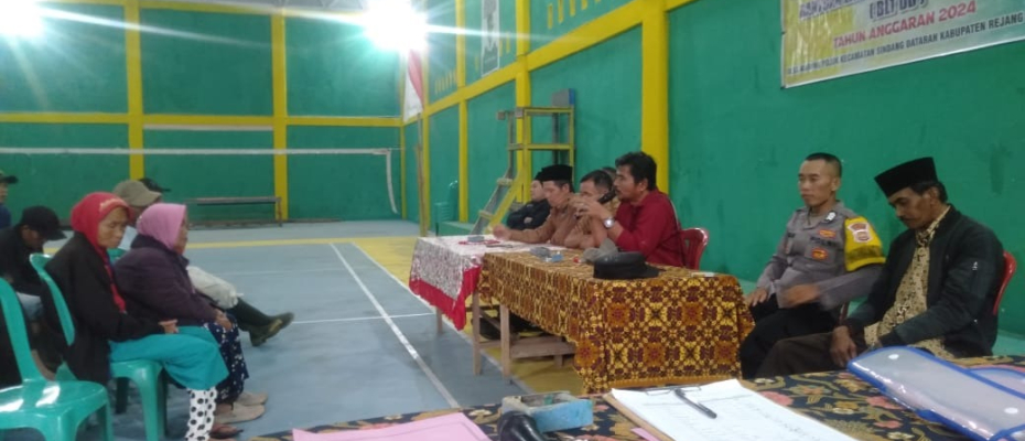 Polres Rejang Lebong Kawal Pembagian BLT DD di Desa Warung Pojok