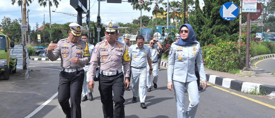 Tinjau Jalur Puncak, Dirops Jasa Raharja dan Dirgakkum Korlantas Polri Imbau Masyarakat Pantau Imformasi Rekayasa Lalu Lintas