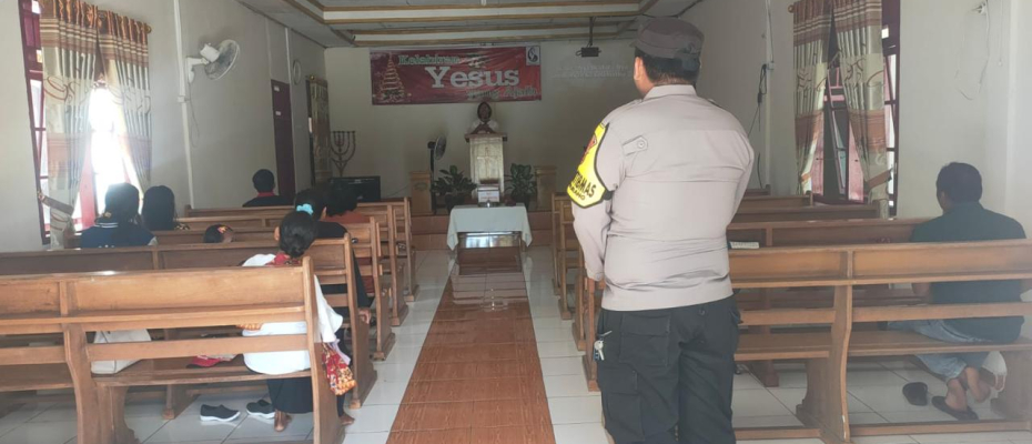 Bhabinkamtibmas Polsek Kedurang Ilir Pastikan Keamanan Jemaat Gereja saat Ibadah
